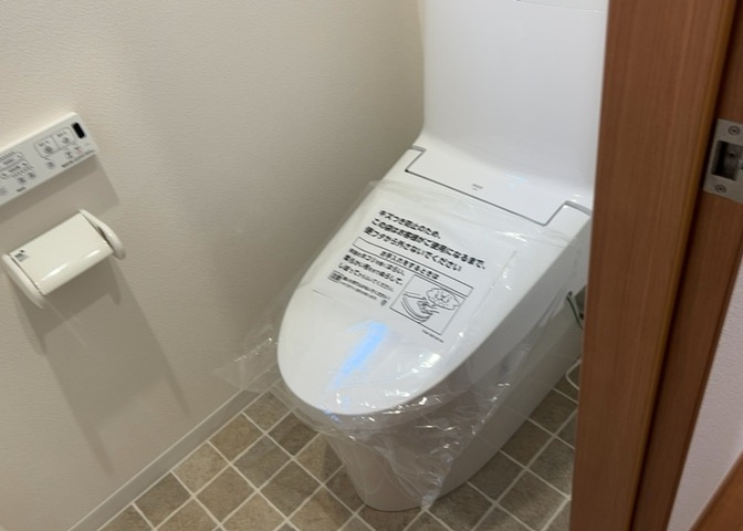 トイレは大きさや形、機能、抗菌性などが異なる多種多彩なタイプが各メーカーから出ています。それぞれに良さがあるため、事前にどういったタイプのトイレがいいのかをご家庭内で決めて、内見に行くといいでしょう。