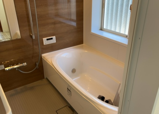 入浴時の快適さも大事なことですが、綺麗な状態を維持できなければ気持ちよく入浴できません。毎日の掃除が楽という点は大事なポイントになります！カビが生えにくく掃除がしやすい、壁や浴槽を選ぶといいでしょう。