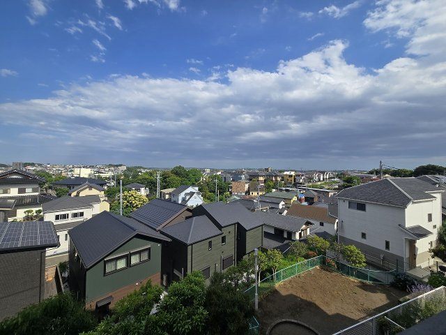開放感あふれる眺望が広がり、遠くまで見渡せる心地よい住空間。爽やかな光と風を感じながら、日々の暮らしにゆとりと癒しをもたらします。
