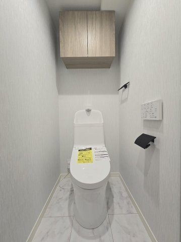 温水洗浄暖房便座を採用し、快適性と清潔感に配慮したトイレ。