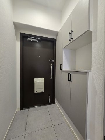 収納力のある玄関収納を備え、靴や小物を整理できます。毎日の出入りも快適♪カウンタータイプのシューズボックスを採用。収納力とディスプレイ性を兼ね備え、玄関をすっきりおしゃれに演出します。