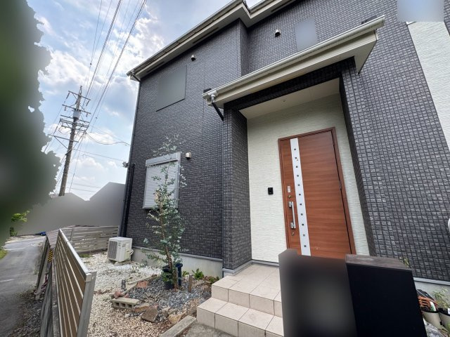 南側道路に接道し、採光に配慮された住まいです。