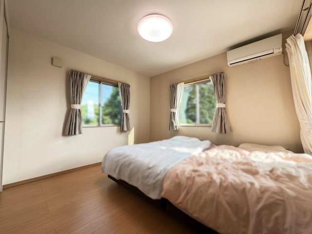主寝室としても使いやすい広さを確保した洋室です。