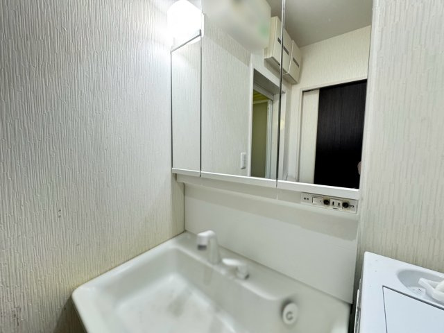 独立洗面台、小物を置くことができて便利です