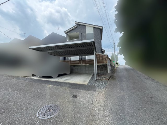 南側道路に接道し、採光に配慮された住まいです。