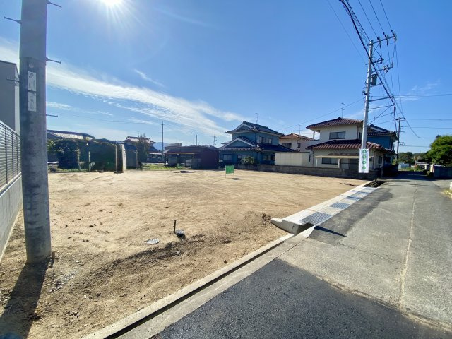 日当たり良好な整形地の分譲地。2区画のうち東側の敷地になります。周囲は落ち着いた住宅街で、静かな暮らしを求める方にぴったりの立地です。前面道路は交通量が少なく、小さなお子さまのいるご家庭も安心。
