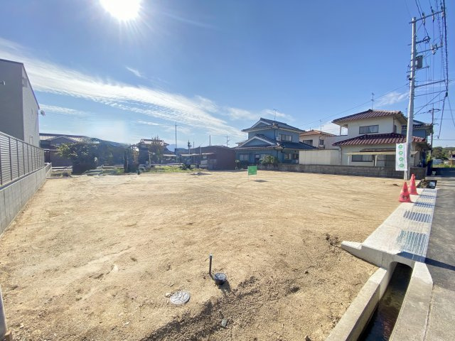約50坪の整形地で、閑静な住宅街に位置する安心の住環境です。2区画のうち東側で日当たりも良好。周辺は落ち着いた街並みが広がり、整地済みで建築計画が立てやすい魅力的な土地です。