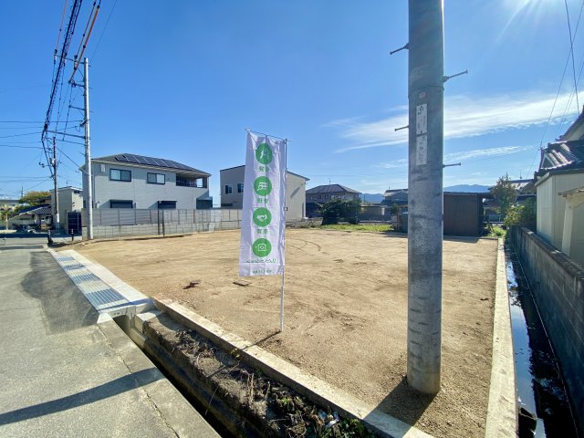 駅家町中島の落ち着いた住環境に位置する約50坪の東側区画。前面道路からの車の出入りもスムーズで、整地された土地は建築計画が立てやすい点も魅力です。理想のマイホームづくりに合う住環境が整っています。