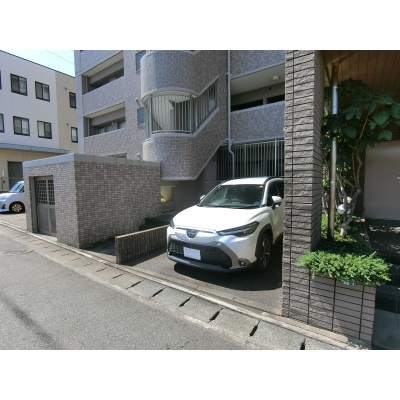 継承可能な敷地内駐車場。お車をお持ちの方も安心ですね◎