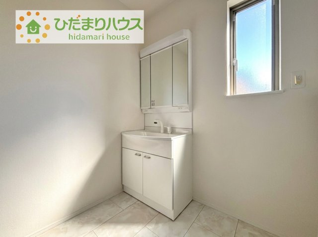 三面鏡の大きな鏡は憧れます(^^♪　鏡の後ろは収納となっていて、細かいものでも収納できるのでスッキリと整理できます！
