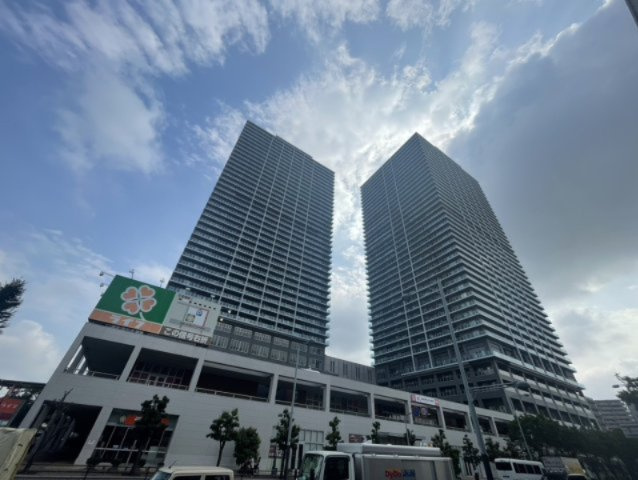 マンション下には、ライフ久宝寺駅前店やドラッグストア、医療施設も充実しており、非常に便利です♪