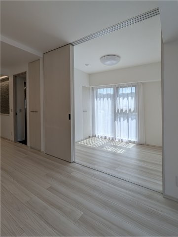 リビングの横にはオープンでも間仕切りをしても使える居室がございます