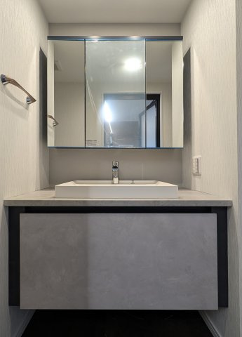 スタイリッシュでありながらも収納機能も兼ね備えた洗面化粧台です