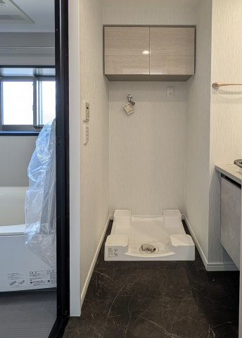 洗濯機上には便利な吊戸棚がございます