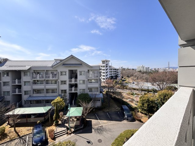 バルコニーからの眺望　前面棟とは距離があるので目線は気になりません　緑の多い景観です