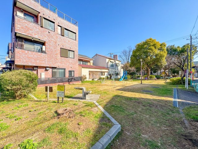 鉄骨×レンガ調の重厚感。街並みに映える存在感ある佇まい。