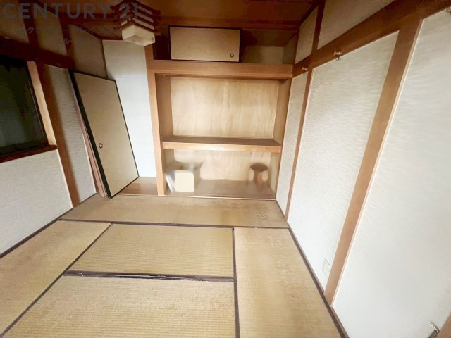 押入れは季節の衣類、寝具などを収納できます。伝統的な美しさと実用性が融合し、収納物を保護する調湿・換気効果があります。使い方によっては書類や小物なども効果的に整理でき空間を有効活用できます。　