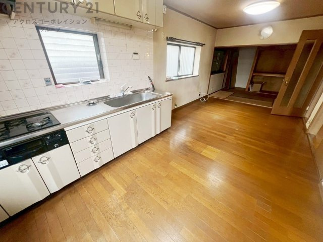 リビングダイニングは家族や友人とのコミュニケーションを楽しむ場所でくつろぎながら食事や会話を楽しめ、多目的に利用できリラックスできる空間です。家庭内の中心として機能し、快適な生活をサポートします。　