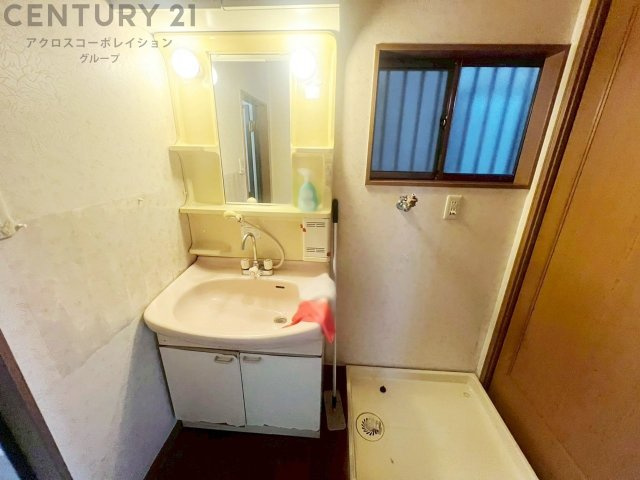 化粧品や洗顔料、歯ブラシなどの必需品をまとめて置ける収納スペースがあり、使用するたびに取り出す手間が省けます。また、水回りのため、濡れても大丈夫な素材が使用されており、お手入れが簡単です。　