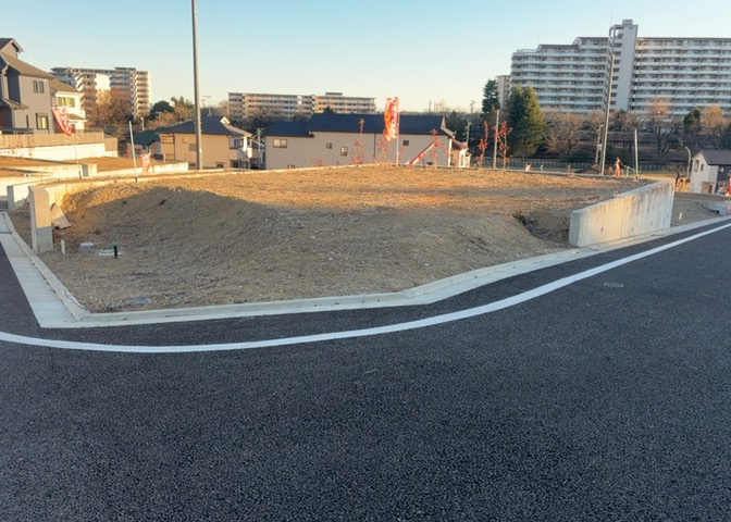 土地の形が極端に長細かったり、狭小地、あるいは道路との高低差がある傾斜地だった場合、後々売ろうとしても買い手がつかない場合もあります。後々、売却することになった時に価値の下がらない土地を選びましょう。