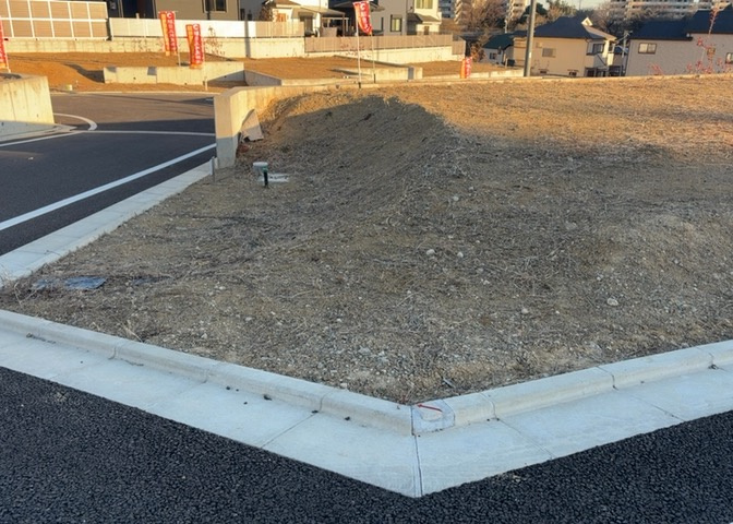 土地の面積＝住宅面積ではありません。建ぺい率の問題などで、土地のある場所によって住宅を建てられる面積は限られています。高さもしかり、「土地」という言葉の中には、建築条件も含まれると考えておきましょう。
