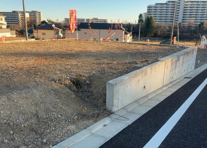 家を建てる場合、方位は要チェックです。現実的に日当たりのよい家ならばリビングは南側、建築基準法でも北側に当たる家への配慮は求められています。土地を見学に行く際は、方位磁針を持って行くようにしましょう。