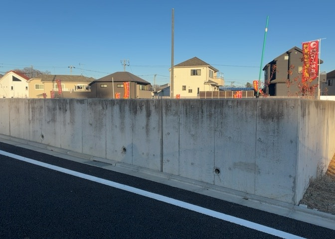 土地を買う際、住む地域の自治体や福祉の補助制度にも注目してみましょう。子供や老人の医療補助やゴミ出しのルールなど、自治体によってルールに大きな違いがあるため、暮らしやすい土地で判断するとよいでしょう。
