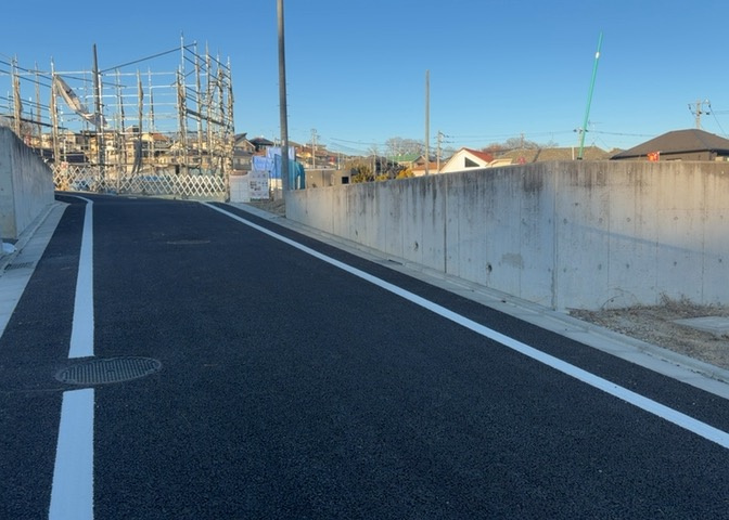 土地の前の道路に消火栓が設置されていることがあります。この場合、道路交通法第45条第1項により、駐車禁止の場所が指定されています。そのため、車庫などの駐車スペースをつくることができない場合があります。