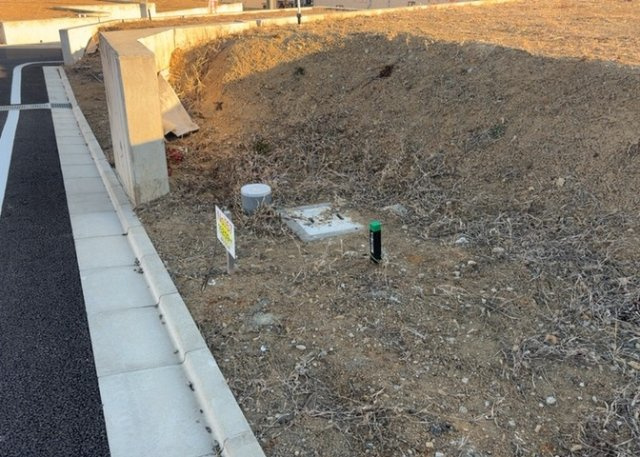 土地購入を検討されている場合、境界杭がない状態で購入してしまうと境界確定測量をする必要があり、費用がかかります。購入の前に、売主、隣土地所有者立ち合いのもと境界を確定し境界杭を設置するのがベストです。