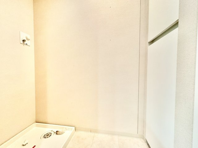 洗濯機置き場のすぐ横に、便利なリネン庫（収納棚）を完備。洗剤のストックやハンガー、バスタオルなどをサッと取り出せる位置にまとめて保管できるため、無駄のないスムーズな洗濯動線が叶う優秀な設計です。
