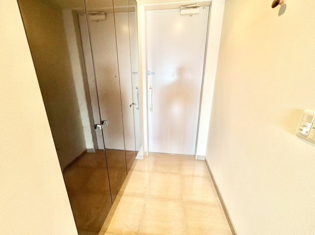 玄関の床面に余計な靴を置かずにすべて中に収められるため、出入り口を常に広く安全に使えます。お出かけ前や帰宅時にもサッと靴を出し入れしやすい配置になっており、毎日の移動をスマートにする設備です。
