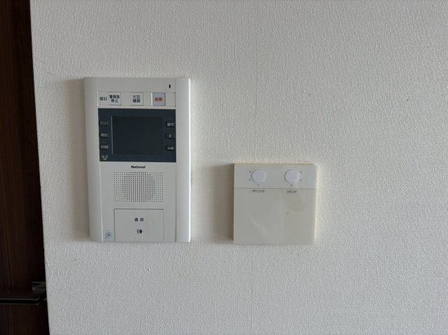 来訪者の顔を確認できる安心のモニター付きインターホンを完備。さらにリビングとダイニングで個別に操作できる床暖房も備わっており、必要な場所だけを効率よく温めて冬場も快適かつ省エネに過ごせる設計です。