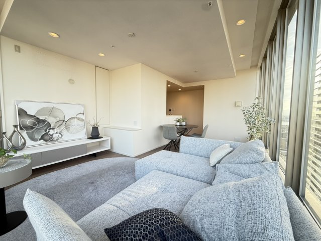 【リビングダイニング】お部屋全体がとても明るく、暖かみある空間です！