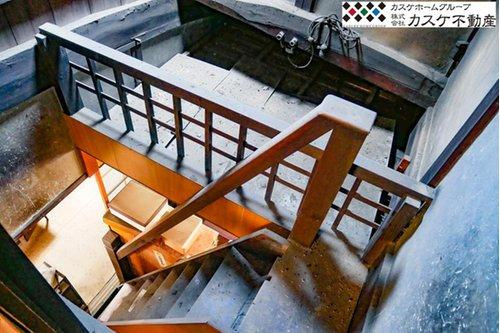屋根裏収納に上がる階段。