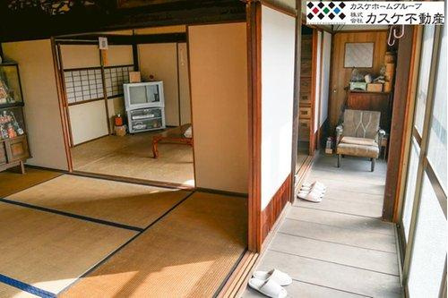 庭に面した縁側は日当たり良好。和室に直射日光が入らないように調整する効果もあります。縁側に座って日向ぼっこをする時間も素敵ですね。