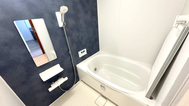 ダークカラーのアクセントパネルが施された落ち着きのある浴室！ゆったりとお湯に浸かって1日の疲れを癒していただけます。