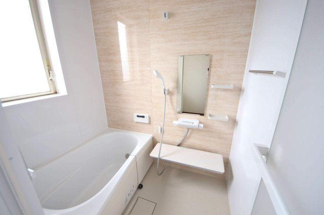 足をのばして一日の疲れを癒せるバスルーム
