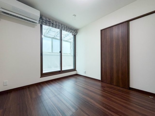 2階の北側洋室です。スライド扉の広々WIC付き！室内には造作収納も設置！窓の外にはサンルーム！