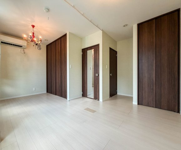 2階南側の洋室になります！入口が2つありますので、間仕切りを設置工事して2部屋に分けることも可能！