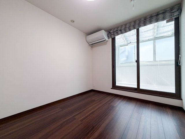 2階の北側洋室です。スライド扉の広々WIC付き！室内には造作収納も設置！窓の外にはサンルーム！