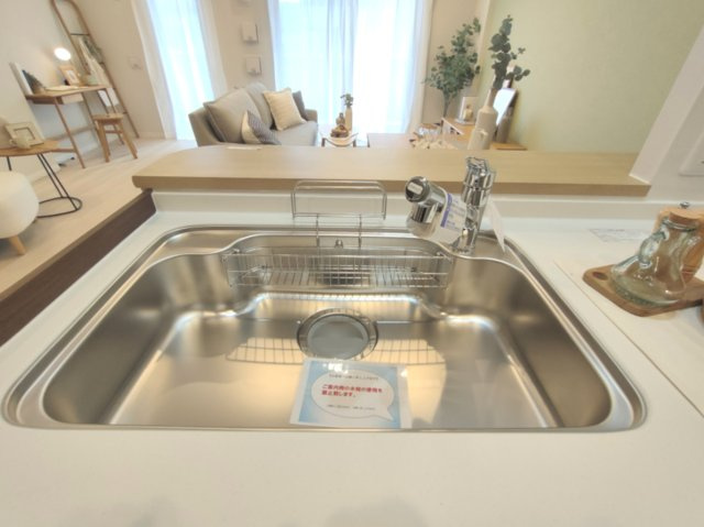 【シンク】　食器洗いもはかどる広々としたシンク。キッチンの蛇口には浄水機能が付いています。シャワーヘッドタイプなのでお掃除も楽になります。
