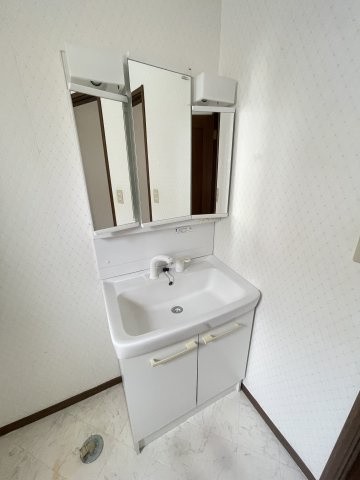 洗面化粧台写真（2026年8月）撮影。三面鏡、ミラー収納、シャワー水栓等、使い勝手の良い機能のある洗面化粧台。