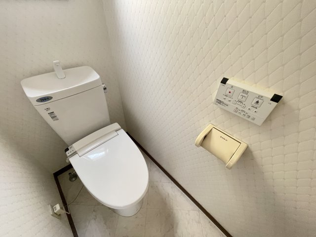 リフォーム前トイレ写真（2026年8月）撮影。1階・2階ともに新規でトイレ交換いたします。