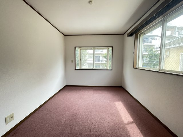 2階洋室6.0帖（2026年8月）撮影。南向きで陽当たりの良い洋室6.0帖。※写真は既存フローリング上にカーペットが敷かれておりますが、お引渡時は既存のフローリングとなります。