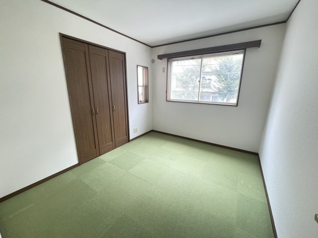 2階洋室5.2帖（2026年8月）撮影。子供部屋に最適な洋室5.2帖。※写真は既存フローリング上にカーペットが敷かれておりますが、お引渡時は既存のフローリングとなります。