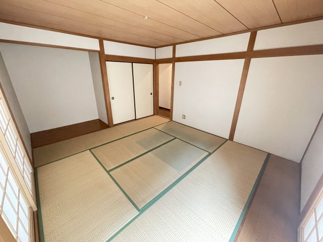 リフォーム前B1階和室9.0畳（2026年8月）撮影。落ち着いた雰囲気のあるB1階和室8.0畳。床の間と押し入れもあります。畳・襖・障子・壁紙は新規張替え後のお引渡となります。