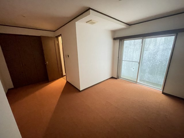 リフォーム前B1階S：8.7帖。トレーニングルームや趣味のお部屋に利用できるサービスルーム。※写真は既存フローリング上にカーペットが敷かれておりますが、お引渡時は既存のフローリングとなります。