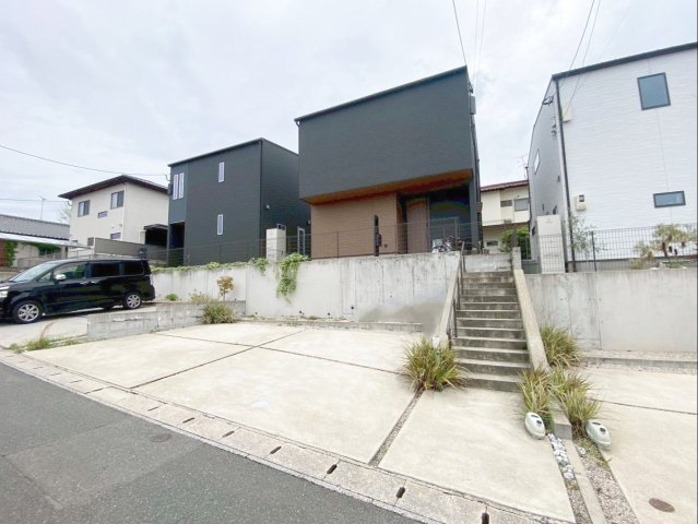 道路より高い位置に宅地があるため、プライバシーを保ちやすいです！　周囲の影にもなりにくく、良好な日当たりを確保できます！