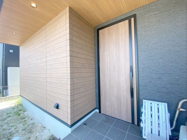 広々とした屋根付き玄関ポーチで雨の日も快適です！　玄関ロックは防犯性が高く、施錠もスムーズなスマートキーを採用！