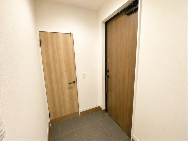 使い勝手の良いシューズクローク付き玄関です！　（※AI加工により荷物を消去しています）